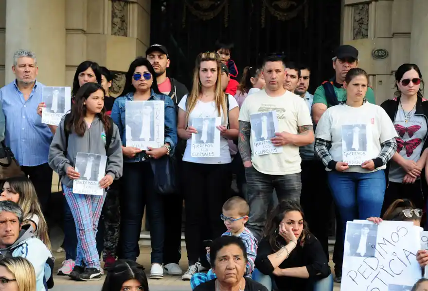 Desgarrados por el dolor, amigos y familiares del  joven asesinado se movilizaron