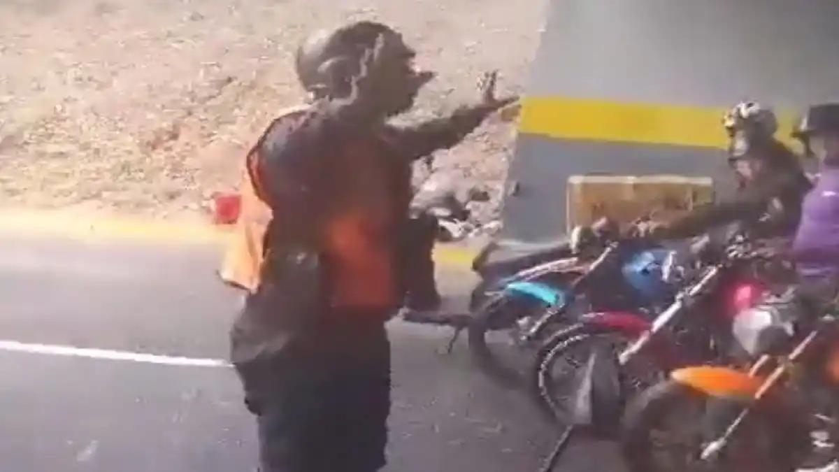 ¡UNA SOLA PIEDRA NO HACE MONTAÑA! MOTORIZADOS SE BURLAN DE POLICÍA que cumplía con sus funciones en autopista de Caracas (+VIDEO)