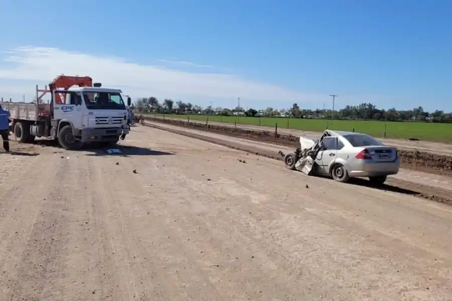 Grave accidente: un remisero murió tras chocar contra un camión de la EPE