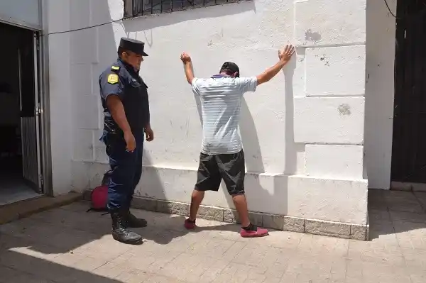 Entró a una casa abandonada y se llevó la pileta