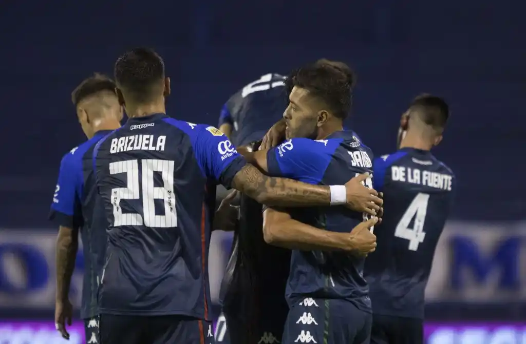 Vélez goleó a Unión y se afirma en la Zona 2