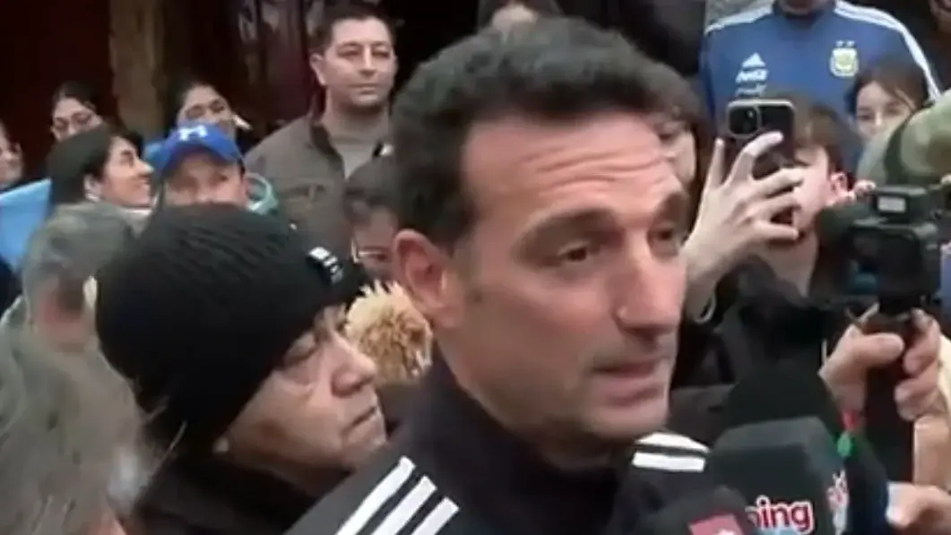 Scaloni recibió una cálida bienvenida por parte de la gente en Pujato y aseguró: "Somos un equipo que siempre quiere luchar hasta el final"