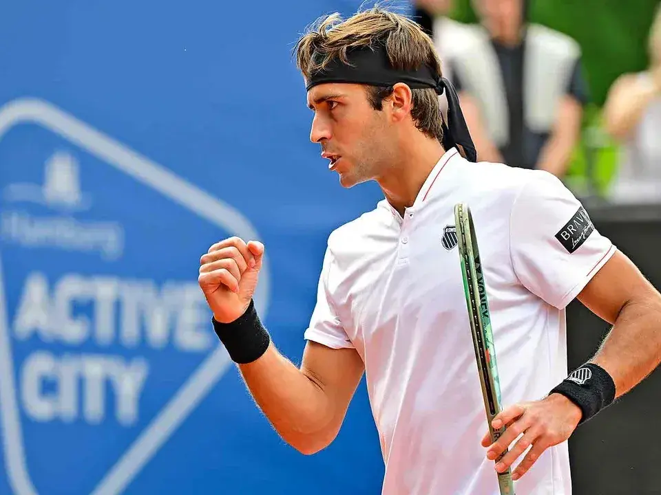 Etcheverry va en semis contra el italiano Flavio Cobolli