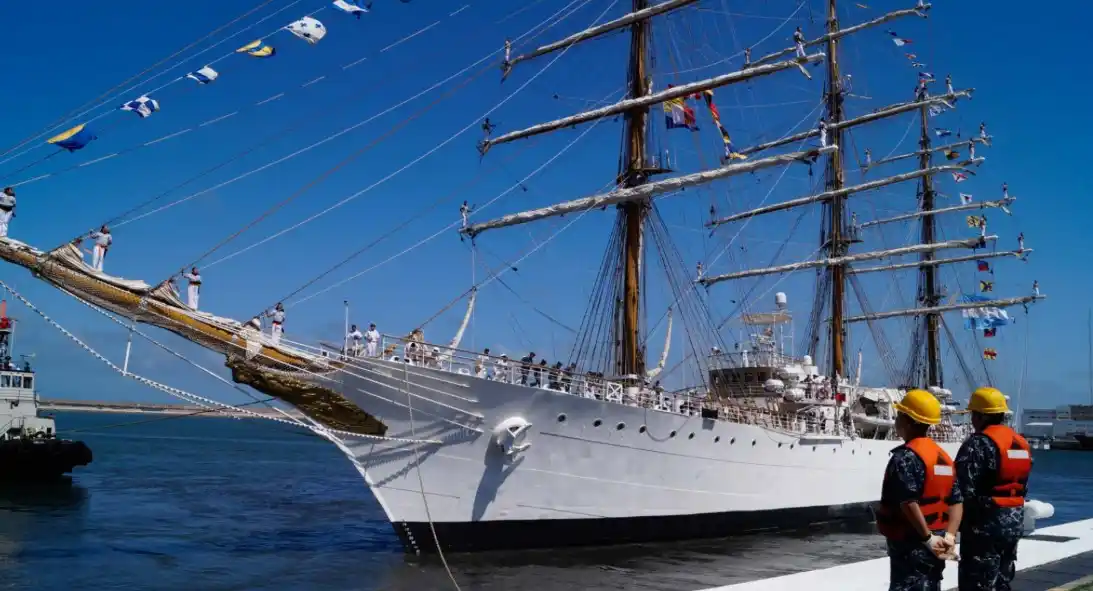 El buque de la Armada permaneció 14 días en la Base Naval local.