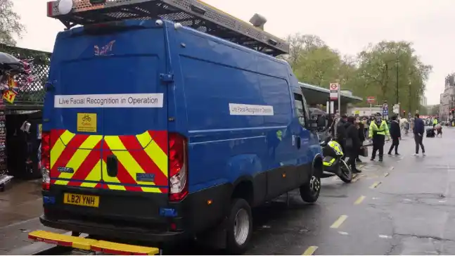 El Reino Unido se convirtió en el único país europeo que utiliza reconocimiento facial en tiempo real y a gran escala. (Foto: Will EDWARDS / AFP)