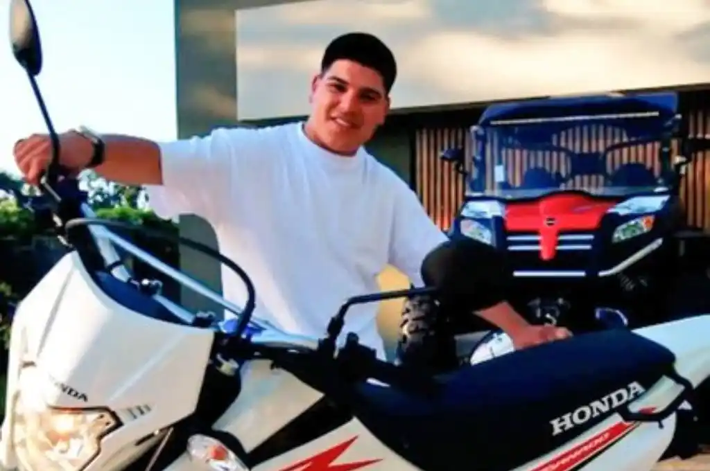 Thiago Medina con la moto con la que chocó
