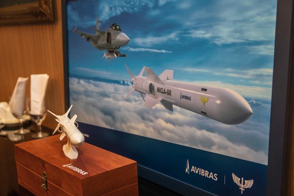 La Fuerza Aérea Brasilera y la empresa AVIBRAS firmaron acuerdo para desarrollar misil de crucero