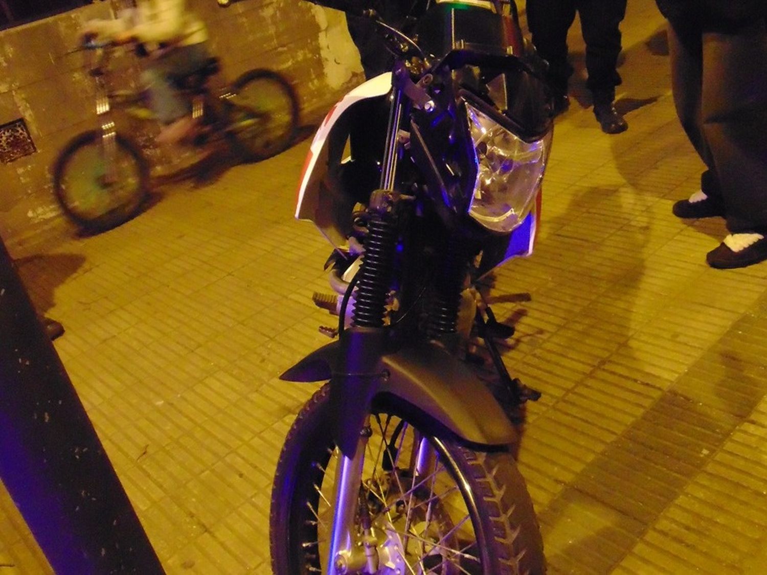 La moto en la que se movilizaban los jóvenes.