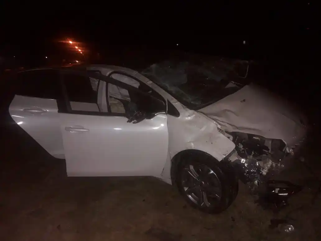 Chocó un desnivel de la calle y despistó
