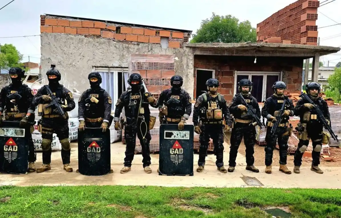 Un gran operativo se montó en el allanamiento realizado en Parque Independencia.