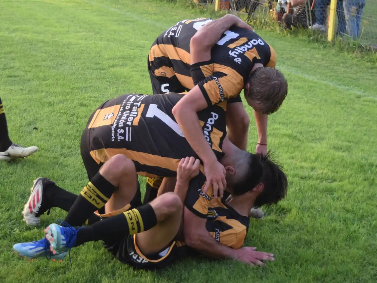 Los futbolistas de Deportivo Norte festejando un tanto