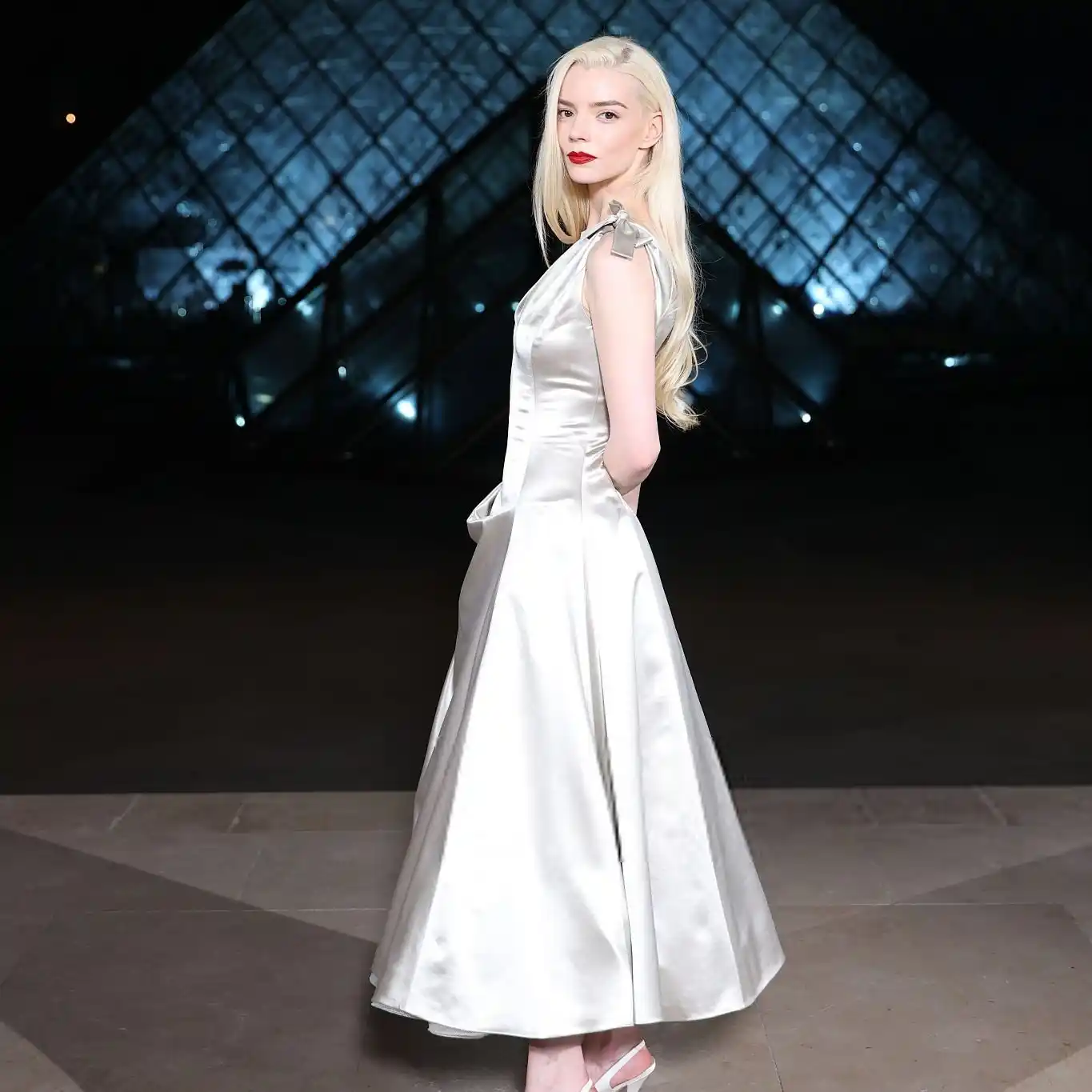 la actriz anglo-argentina Anya Taylor Joy apostó por una estética minimalista y elegante, con un vestido satinado de Dior inspirado en las siluetas de los años 50.
