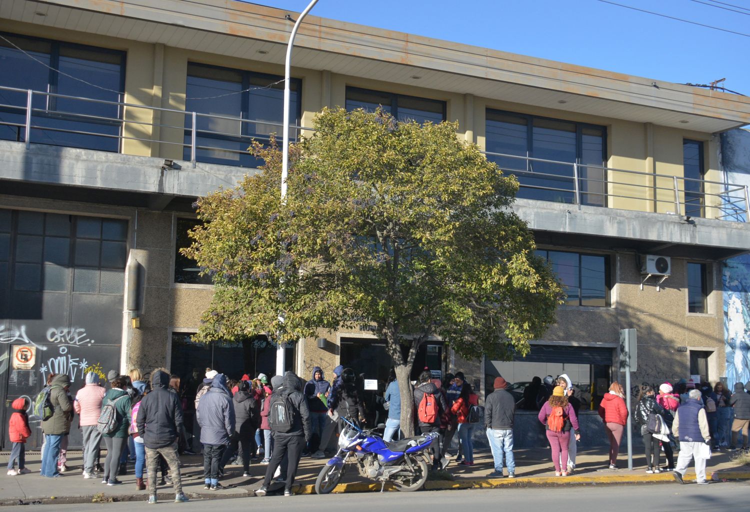 Frente a la sede de Desarrollo Humano y Hábitat, en avenida Del Valle.