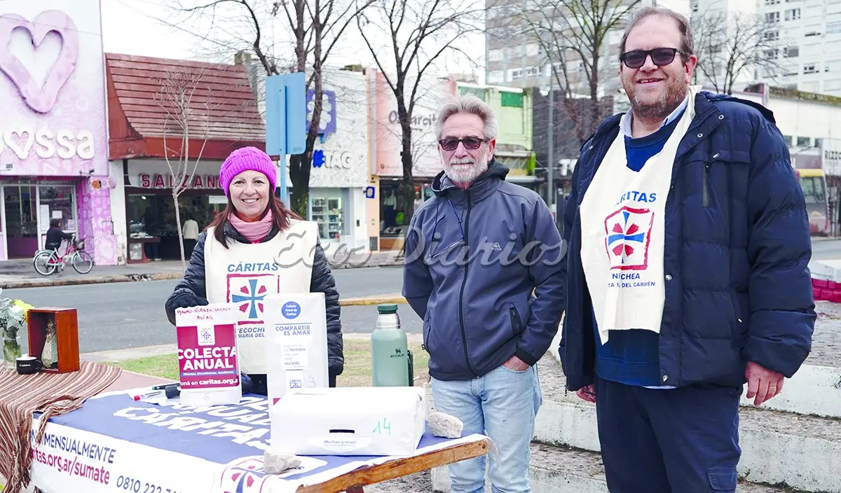 En 59 y 62. Voluntarios de Cáritas ayer juntaron dinero con alcancías