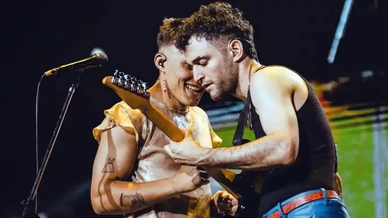 Toto y Jere, integrantes de Koino Yokan, en escena durante su presentación