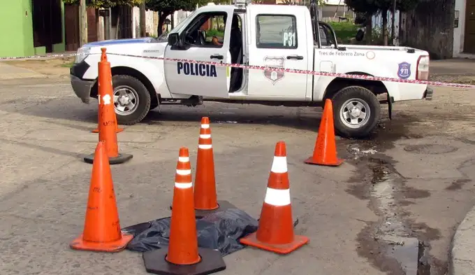 Espanto: Un feto en una bolsa de basura fue aplastado por un auto