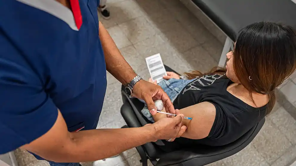 La dosis puede administrarse junto con cualquiera de las otras indicadas durante el embarazo (triple bacteriana acelular, antigripal, COVID-19 y hepatitis B).