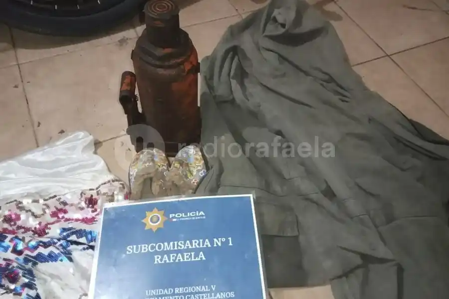 Lo atraparon caminando con una bolsa al hombro: agredió a la policía y huyó