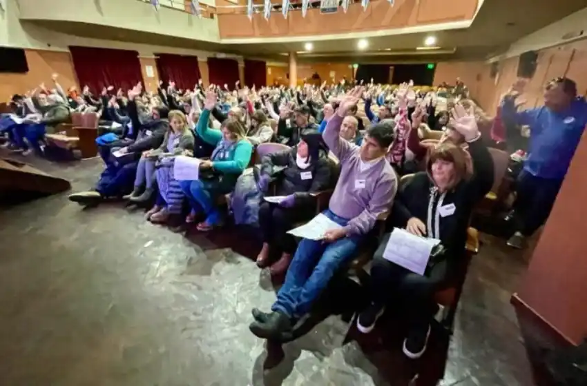 Kicillof cerró con docentes y judiciales y anotó tres acuerdos salariales antes de las PASO