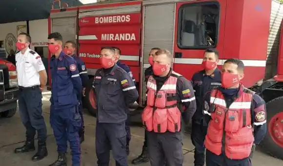 ¡TREMENDO SUSTO! Bomberos se salvan de milagro durante un incendio en Guatire