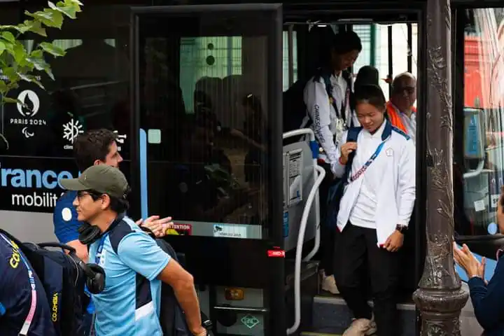 Jajarabilla bajando del micro en París 2024