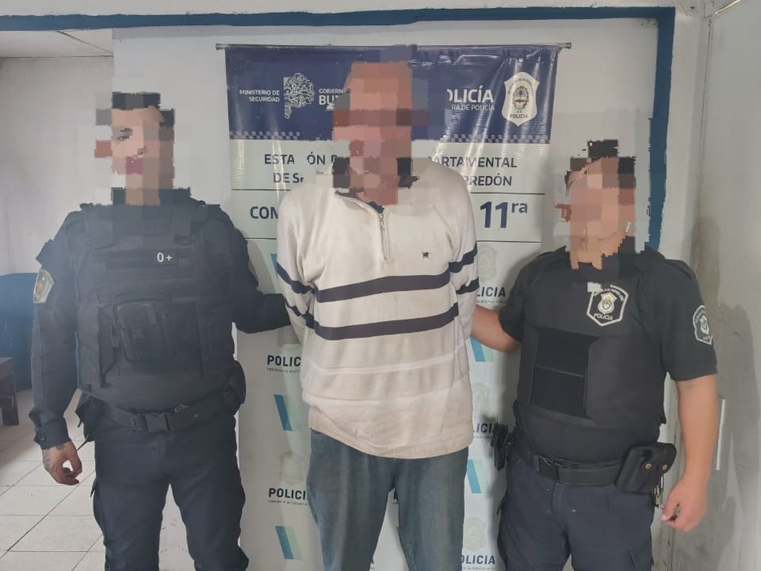 El hombre de 58 años fue reducido por el personal de seguridad.