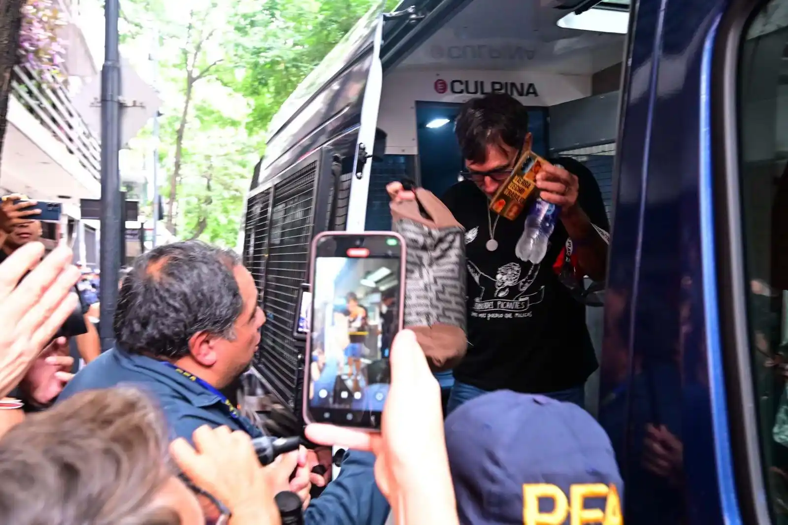 Tensión en la marcha de jubilados: detuvieron al padre Paco y legisladores exigieron su liberación