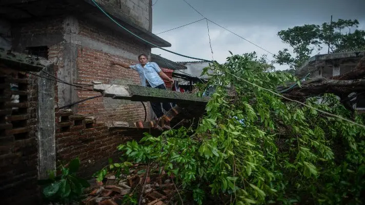 FUERZA DEL AGUA ARRASTRA HASTA LAS URNAS: huracán Grace dejó destrozos en México y se degradó a tormenta tropical