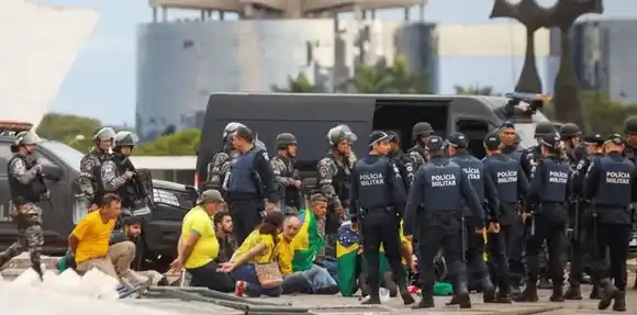El Ejército de Brasil desalojó los campamentos bolsonaristas y detiene a 1200 militantes