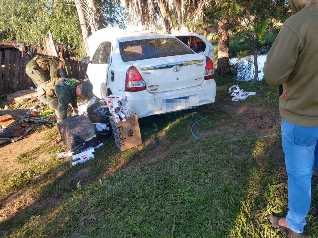 Abandonan un auto con un importante cargamento de cigarrillos