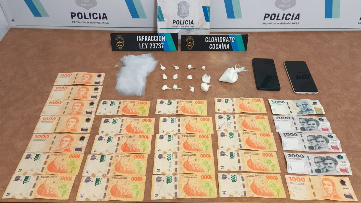Detienen a dos jóvenes con cocaína y 50 mil pesos en efectivo
