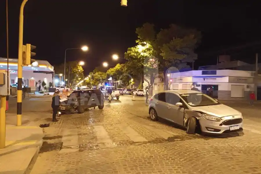 Fuerte accidente en un cruce semaforizado acabó con una bebé trasladada al "Dr. Jaime Ferré"