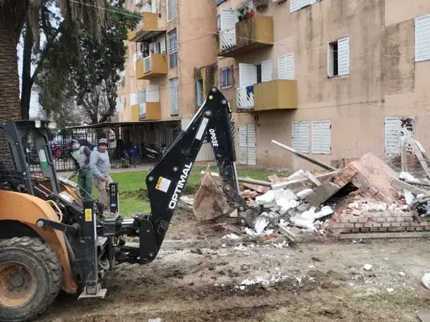 La Municipalidad demolió una construcción ilegal que se realizó en barrio La Carne sobre un espacio público
