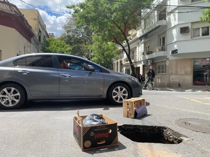 Un pozo de 5 metros atemorizó a vecinos del macrocentro y lo señalizaron para evitar accidentes