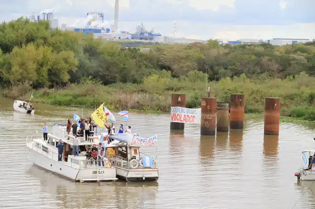 La Asamblea marcha  por el río Gualeguaychú contra la pastera UPM