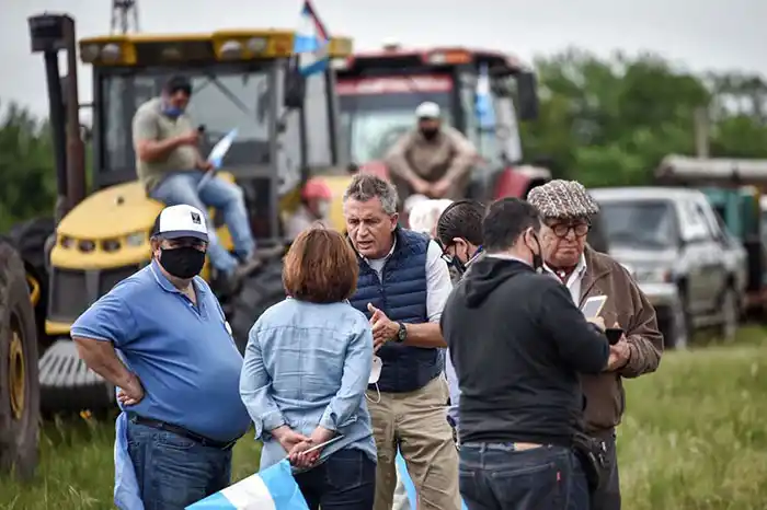 Masiva protesta de productores en contra de la toma de tierras