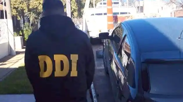 En calles 40 y 65, se encontró un  auto que estaría vinculado con el asalto a un matrimonio en Quequén
