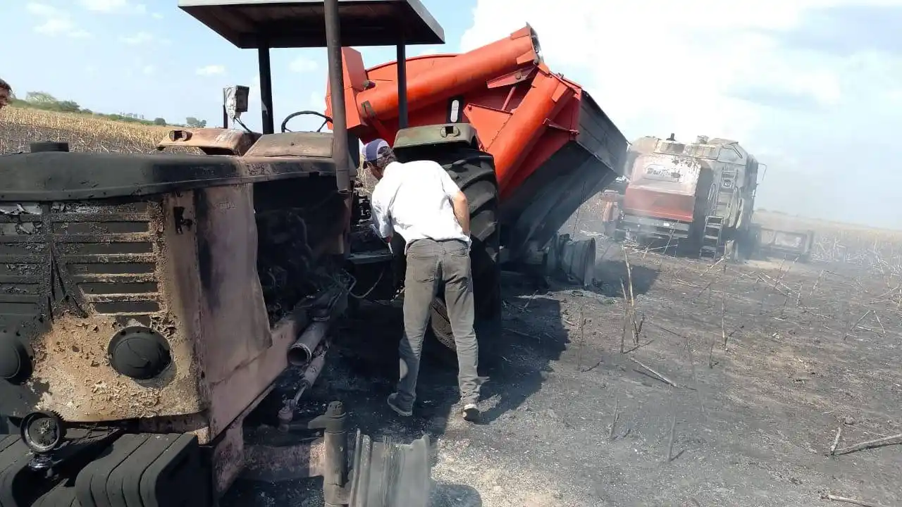 Un equipo completo de trilla fue arrasado por las llamas: las pérdidas fueron totales