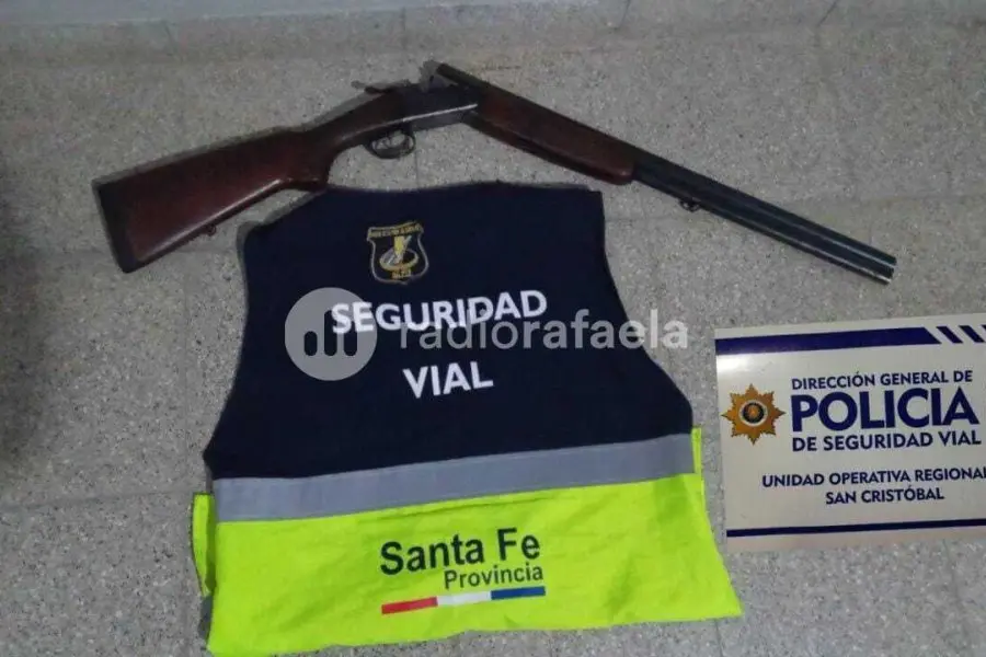 Un hombre de 42 años fue identificado por tener una escopeta en su camioneta
