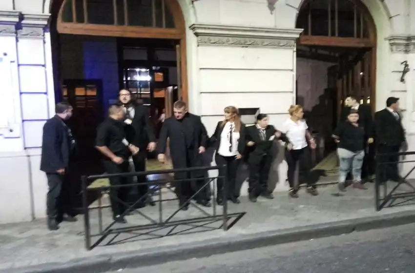 Personal de seguridad en locales nocturnos realizó un simulacro de incendio