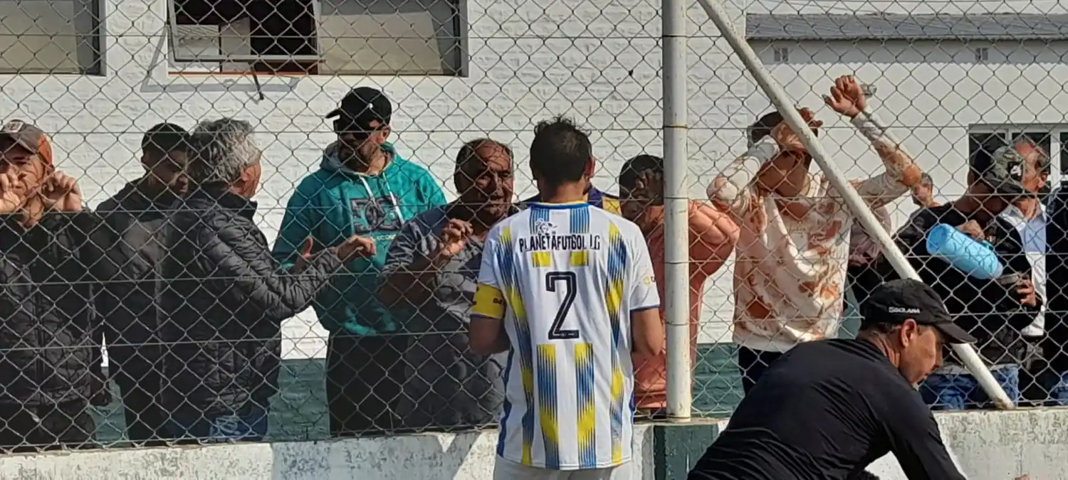 En un momento álgido del Torneo Oficial, el técnico Marcelo Sobradelo Irigoyen de El Progreso fue expulsado el pasado domingo y no podrá estar dentro de la cancha en la revancha a jugarse en el reducto norteño ante Bancario. El entrenador recibió dos (2) fechas de suspensión y justo cuando los auriazules más lo necesitarán dentro del field para escuchar las indicaciones.