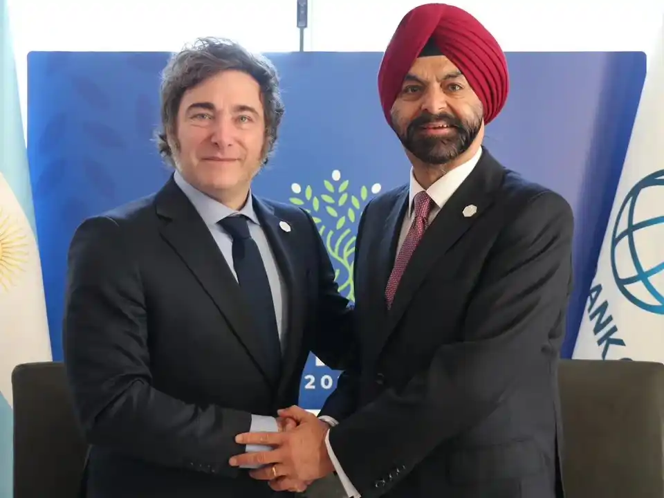 El presidente Javier Milei junto al presidente del Banco Mundial, el empresario Ajay Banga.