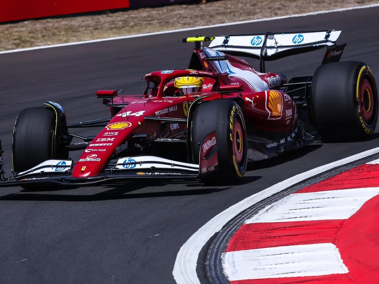 Hamilton con Ferrari se quedó con el mejor tiempo para la carrera Sprint en China.Foto:AP
