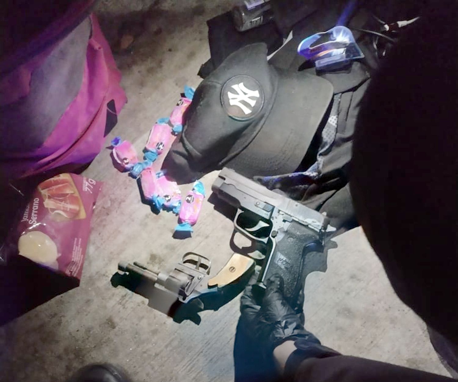 En vía pública. Se realizó el procedimiento y hallazgo de armas y un auto con anomalías