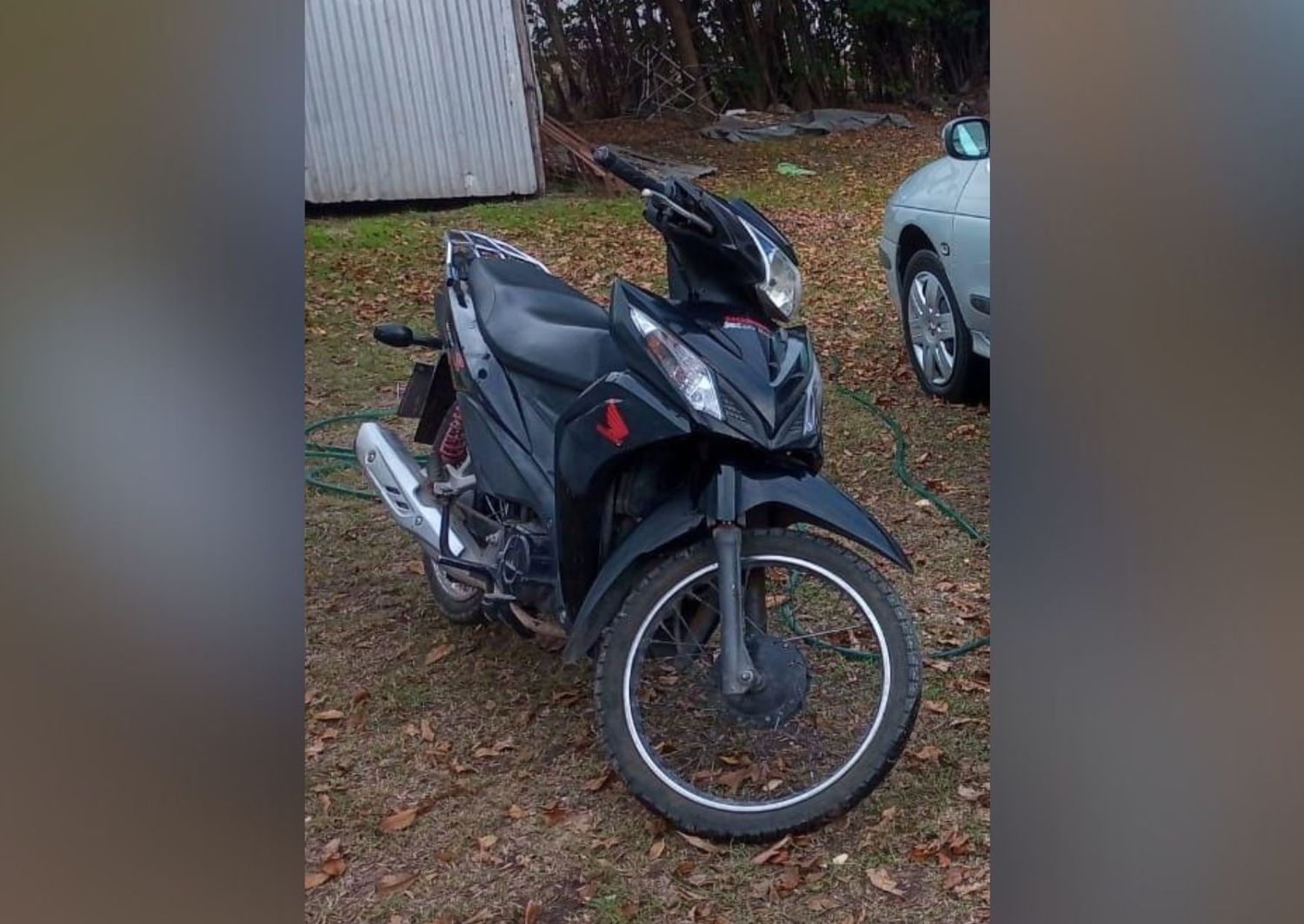 La moto estaba estacionada en la vereda sobre calle Bottaro y San Martín.