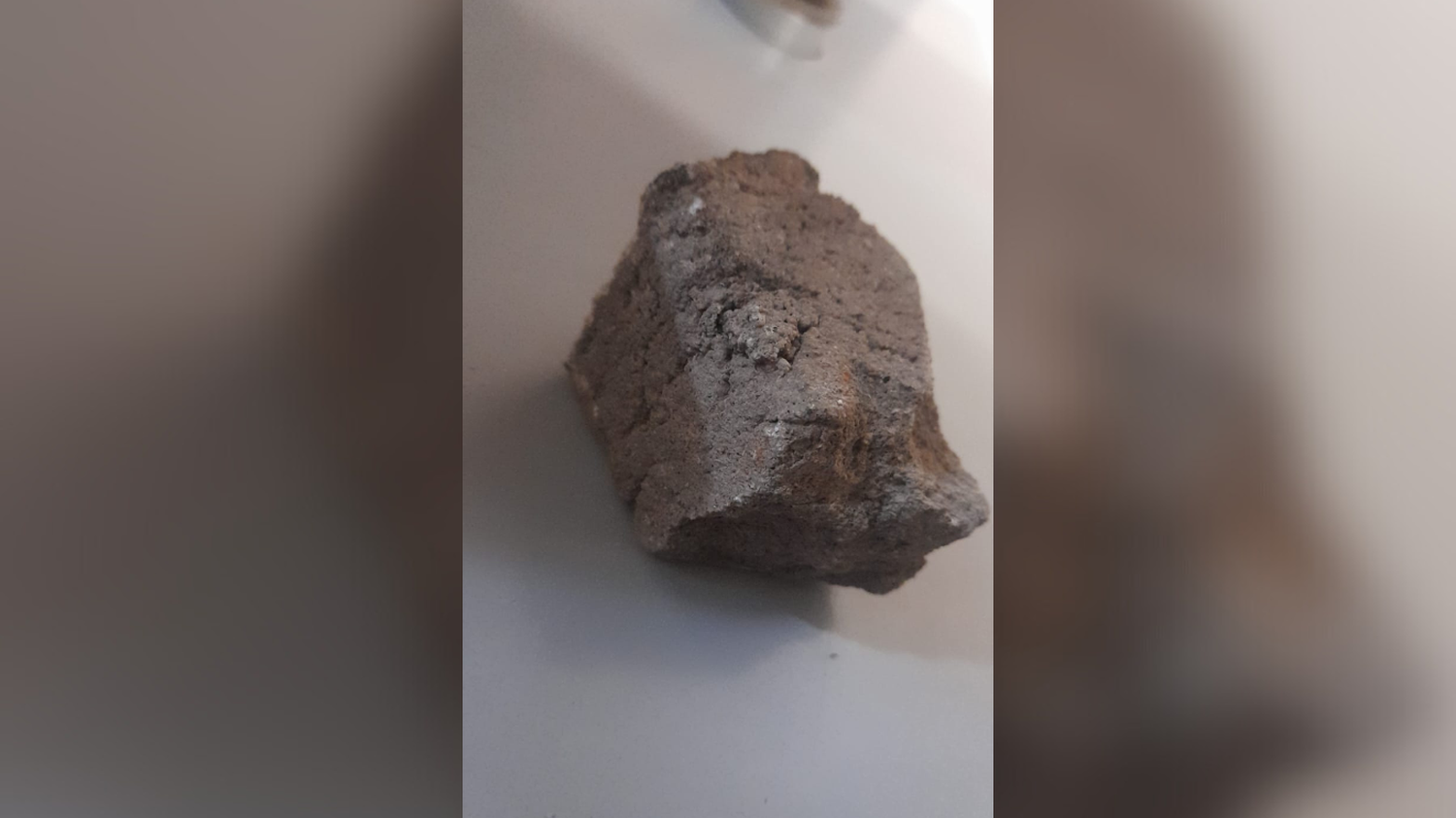 El detenido arrojó la piedra contra el alerón del baúl del móvil policial.