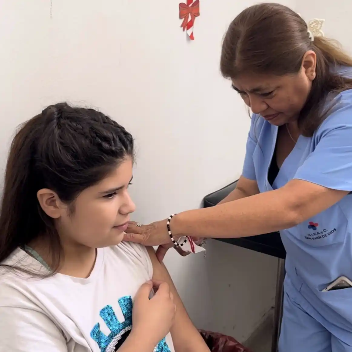 Un profesional de la salud aplica la vacuna contra el Virus del Papiloma Humano (VPH) a un niño, una herramienta clave para prevenir distintos tipos de cáncer.