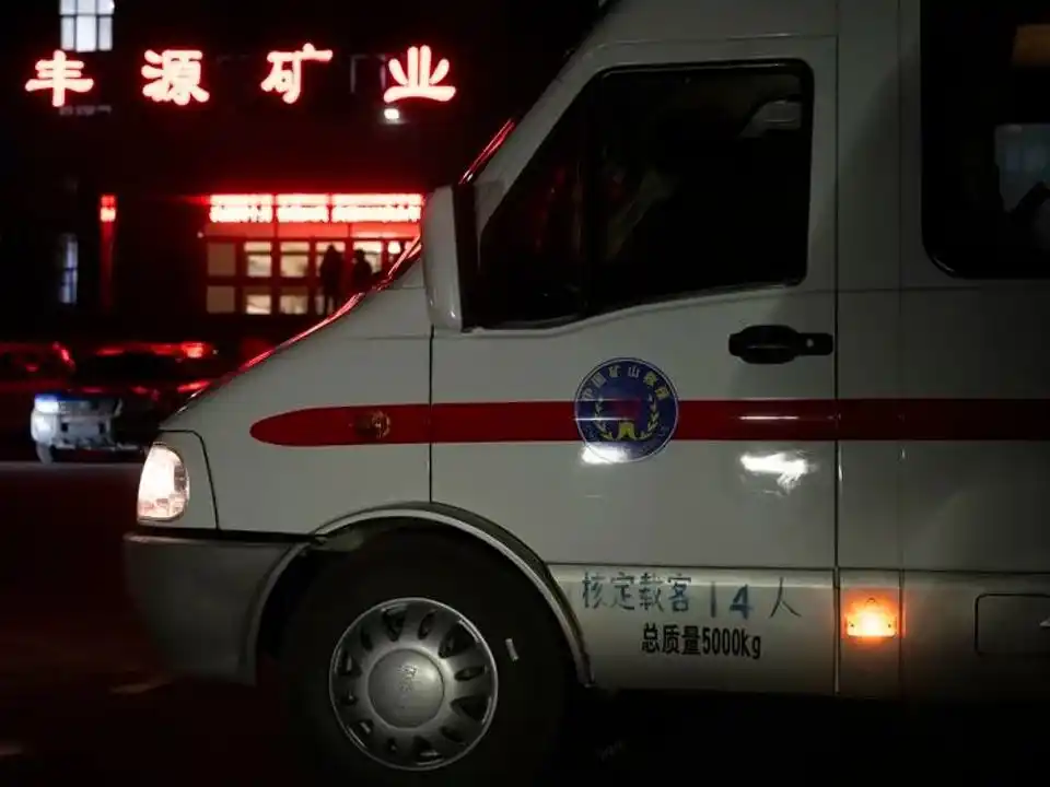 Equipos de rescate trabajan en la ciudad de Jixi, donde se produjo una inundación en la madrugada del domingo.