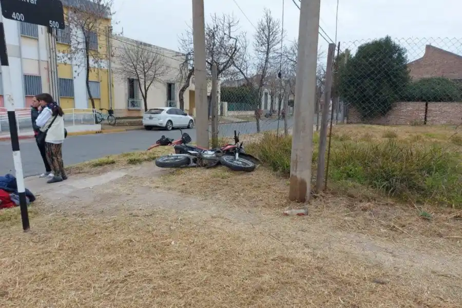 Iban de a tres, salieron volando después de un accidente y resultaron con heridas de gravedad en la ciudad de Sunchales