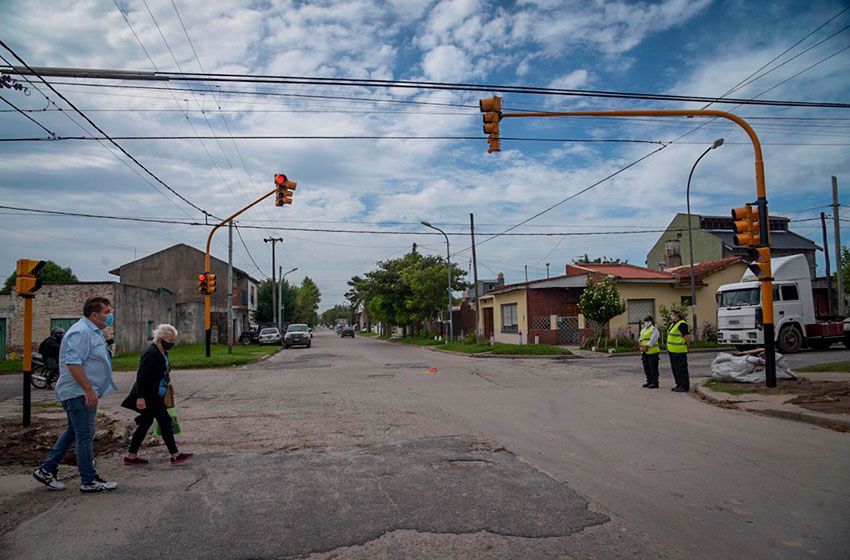 Instalan semáforo en la esquina del Mercado Comunitario